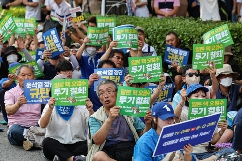 핵오염수 투기 철회 구호 외치는 참가자들 - 9일 오후 서울 종로구 새문안로에서 열린 후쿠시마 오염수 해양투기 중단 범국민대회에서 참가자들이 구호를 외치고 있다.  연합뉴스