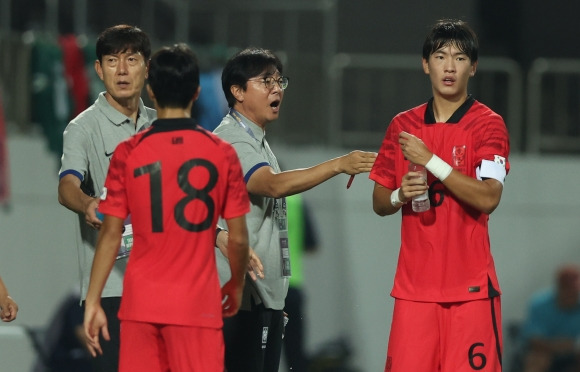 황선홍 감독 지시 - 12일 오후 창원축구센터에서 열린 2024 아시아축구연맹(AFC) 23세 이하(U-23) 아시안컵 예선 B조 2차전 대한민국과 미얀마 경기. 대한민국 황선홍 감독이 작전 지시하고 있다. 2023.9.12 연합뉴스