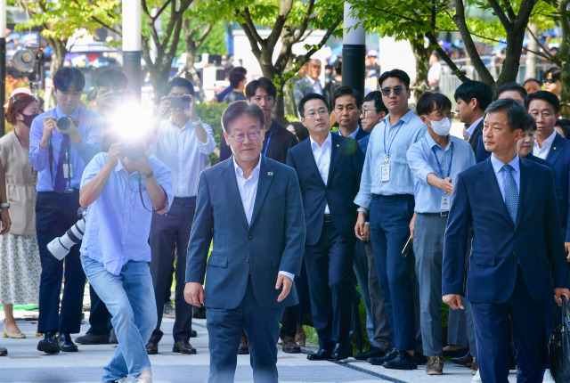 이재명 더불어민주당 대표가 '쌍방울 그룹 대북 송금' 의혹 관련 피의자 신분으로 조사를 받기 위해 12일 오후 경기도 수원시 영통구 수원지방검찰청으로 출석하고 있다. 연합뉴스