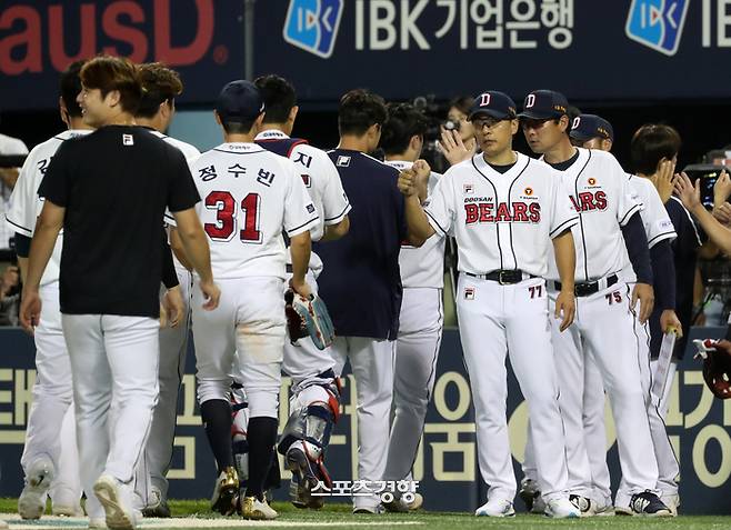 이승엽 두산 감독이 12일 서울 잠실야구장에서 열린 한화와의 경기에서 승리한 뒤 선수들과 하이파이브 하고 있다. 정지윤 선임기자