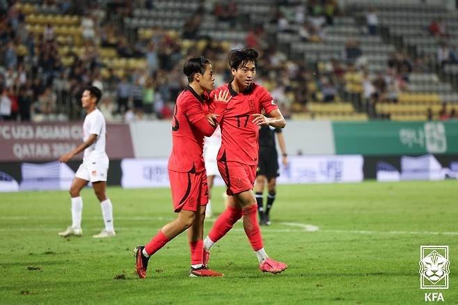 전병관(오른쪽)이 득점 후 세리머니를 펼치고 있다. /사진=대한축구협회 제공