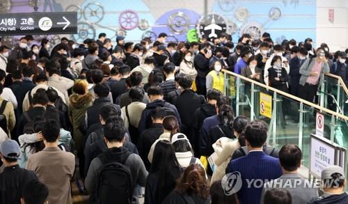 많은 이용객으로 붐비는 김포골드라인  [연합뉴스 자료사진]