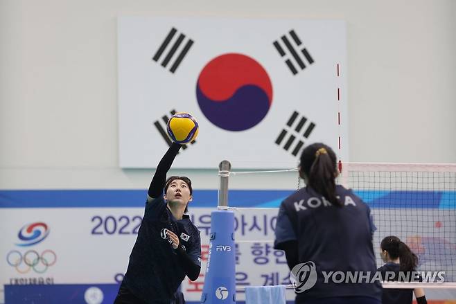 훈련하는 여자배구대표팀 주장 박정아 (진천=연합뉴스) 류영석 기자 = 2023 발리볼네이션스리그 여자대회에 참가하는 한국 여자배구 국가대표팀 주장 박정아가 16일 오후 진천선수촌에 훈련을 하고 있다. 2023.5.16 ondol@yna.co.kr