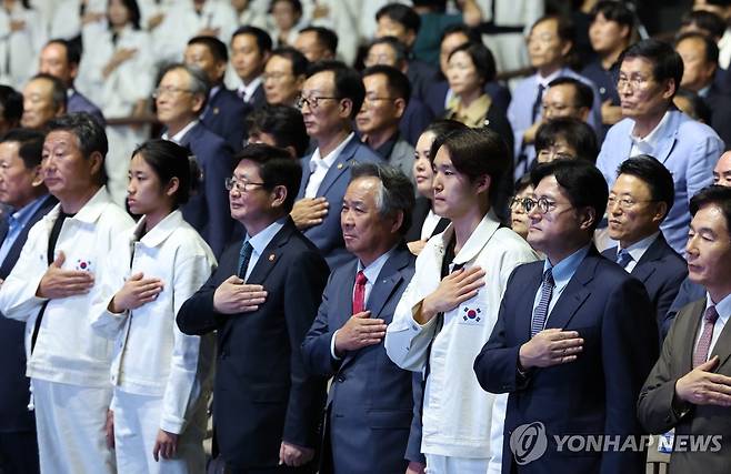 국민의례 하는 항저우 아시아경기대회 선수단 (서울=연합뉴스) 이지은 기자 = 12일 서울 송파구 올림픽공원 올림픽홀에서 열린 항저우 하계아시아경기대회 결단식에서 참석한 선수 및 대회 관계자들이 국민의례를 하고 있다. 2023.9.12 jieunlee@yna.co.kr