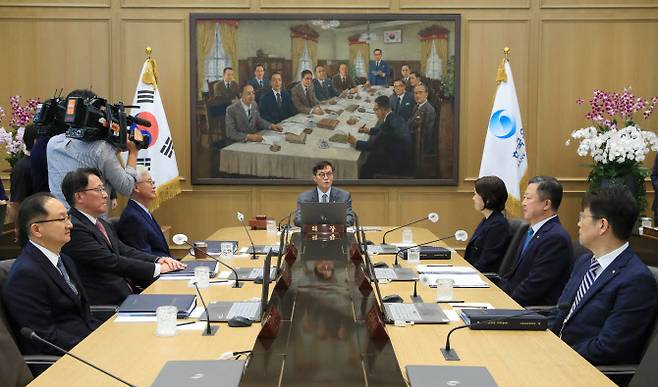 이창용 한국은행 총재가 지난달 24일 오전 서울 중구 한국은행에서 열린 금융통화위원회를 주재하고 있다.(사진=한국은행 제공)