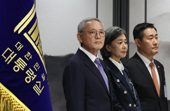 (왼쪽부터) 유인촌 문화체육관광부 장관 후보자, 김행 여성가족부 장관 후보자, 신원식 국방부 장관 후보자가 13일 서울 용산 대통령실 청사에서 열린 김대기 대통령 비서실장의 2차 개각 발표 브리핑에 배석하고 있다.(사진=연합뉴스)