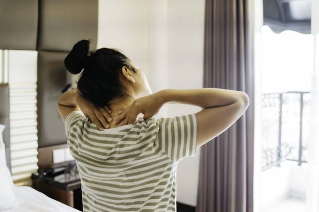 목이 뻐근하다고 함부로 목을 꺾는 스트레칭 등을 하면 목뼈가 부러지거나 전신마비 등을 유발할 수 있어 조심해야 한다. [사진=게티이미지뱅크]