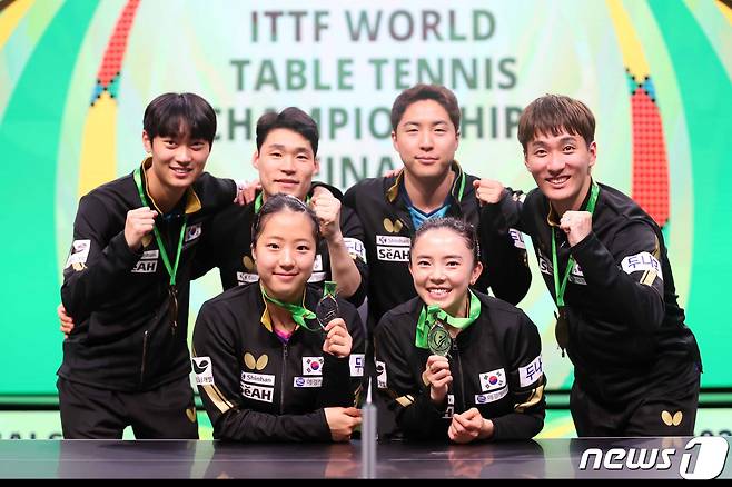 28일(한국시간) 남아프리카공화국 더반에서 열린 2023 국제탁구연맹(ITTF) 개인전 세계선수권대회를 마친 후 메달을 획득한 대한민국 대표팀 선수들이 기념 촬영을 하고 있다. (대한탁구협회 제공) 2023.5.28/뉴스1