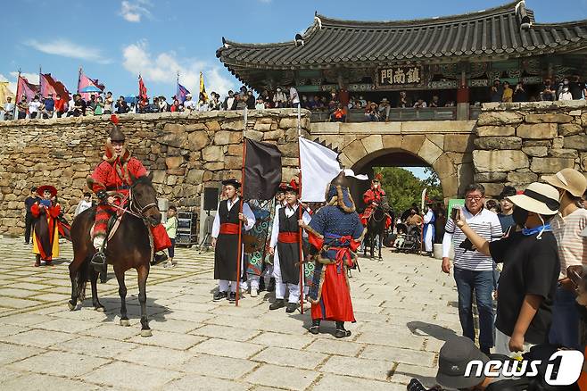 지난해 열린 서산 진남문 앞에서 펼쳐진 충청병마절도사 퍼레이드 모습.(서산시 제공)/뉴스1