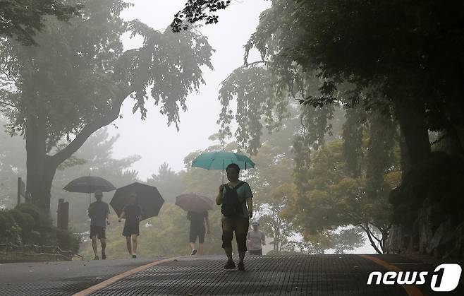 비가 내린 3일 서울 남산을 찾은 시민들이 우산을 쓰고 산책로를 걷고 있다. 기상청은 이날 전국이 흐리고 가끔 비가 내리겠다고 밝혔다. 2023.9.3/뉴스1 ⓒ News1 박세연 기자