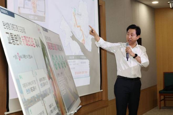 오세훈 서울시장이 11일 오전 서울시청 브리핑룸에서 열린 기후동행카드 도입시행 기자설명회에서 브리핑하고 있다. 사진=연합뉴스