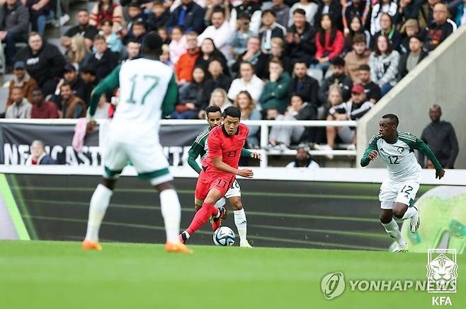 황희찬 돌파 (서울=연합뉴스) 위르겐 클린스만 감독이 이끄는 한국 남자 축구 대표팀의 황희찬이 13일(한국시간) 영국 뉴캐슬의 세인트 제임스 파크에서 열린 사우디아라비아와의 친선 경기에서 돌파하고 있다. 2023.9.13 [대한축구협회 제공. 재판매 및 DB 금지] photo@yna.co.kr (끝)