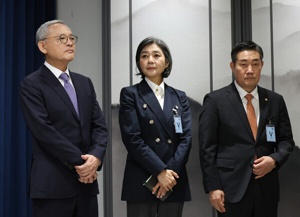 유인촌 문화체육관광부 장관 후보자(왼쪽부터), 김행 여성가족부 장관 후보자, 신원식 국방부 장관 후보자가 13일 서울 용산 대통령실 청사에서 열린 김대기 대통령 비서실장의 2차 개각 발표 브리핑에 배석하고 있다. 대통령실사진기자단