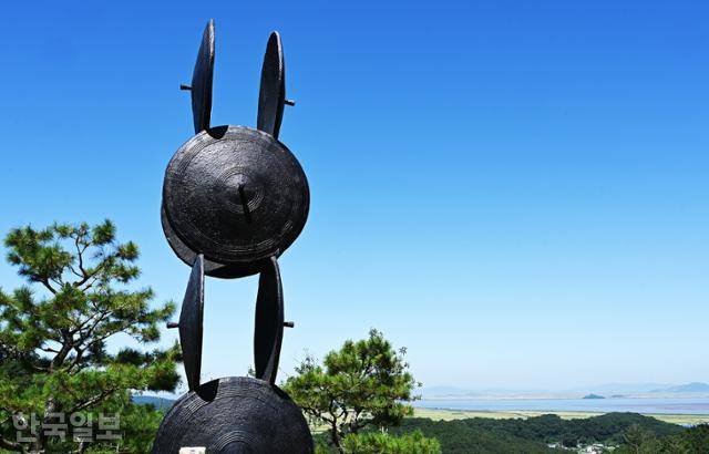 화개정원 곳곳에 솥뚜껑 조형물이 세워져 있다. 솥뚜껑을 닮았다는 화개산의 상징이다.