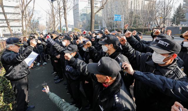 지난 3월 경비원 사망사건이 발생한 서울 강남구 S아파트 앞에서 경비노동자들이 추모 기자회견을 열고 고용불안과 갑질 피해를 규탄하며 구호를 외치고 있다. 뉴스1