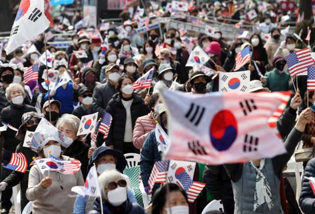 2022년 3월 12일 오후 서울 세종대로 광화문사거리 일대에서 열린 1천만 자유통일을 위한 기도회에서 참가자들이 태극기와 성조기를 흔들고 있다. 뉴스1