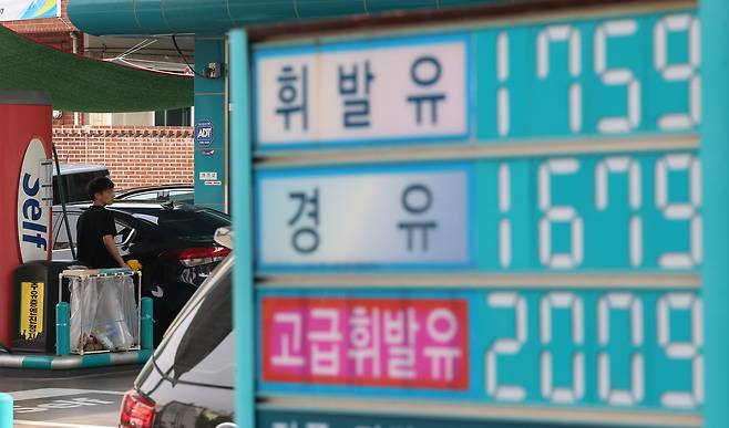 지난 10일 서울 시내 한 주유소의 모습. 연합뉴스