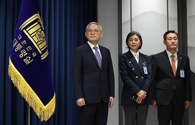 유인촌 문화체육관광부 장관 내정자, 김행 여성가족부 장관 내정자, 신원식 국방부 장관 내정자(왼쪽부터)가 13일 대통령실 청사에서 김대기 대통령 비서실장의 개각 발표 브리핑을 기다리고 있다. 연합뉴스