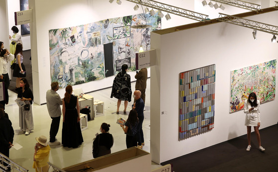 Visitors take part in a VIP opening of Frieze Seoul 2023 on Sept. 6 at COEX convention hall in southern Seoul. Frieze Seoul ran until Sept. 9 in tandem with Kiaf, or the Korea International Art Fair, also in COEX. [YONHAP]