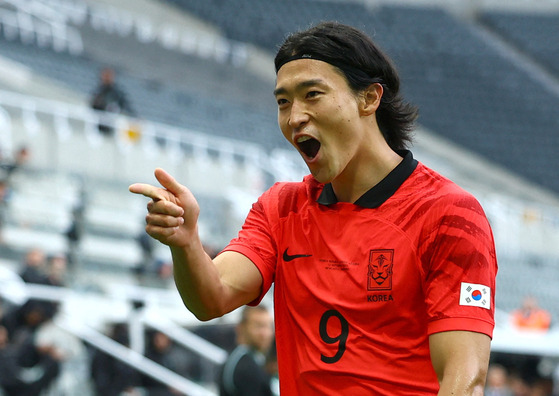 Korea's Cho Gue-sung celebrates after scoring against Saudi Arabia in a friendly at St James' Park in Newcastle, England on Tuesday.  [REUTERS/YONHAP]