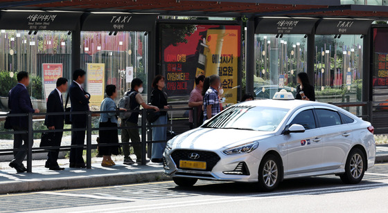 Passengers wait in line to grab a taxi in front of Seoul Station in central Seoul on Sep. 6. People took 156 million taxi rides in Seoul between January and July this year, down 6 percent on year and down 29 percent from 2019, according to the Seoul city government. [NEWS1]