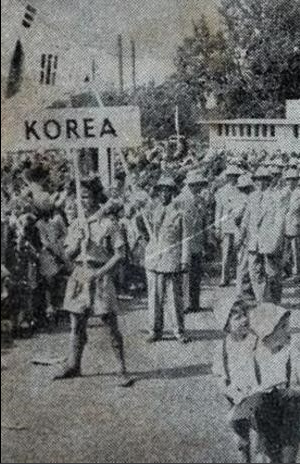 1948년 런던올림픽 개막식에서 한국대표단 기수를 맡은 손기정 코치가 태극기를 들고 입장하고 있다