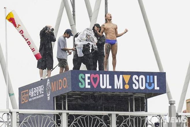 한국의 유일한 하이다이버 최병화가 13일 오후 서울 마포구 양화대교에서 열린 '레드불 서울다이브'에서 포즈를 취하고 있다.