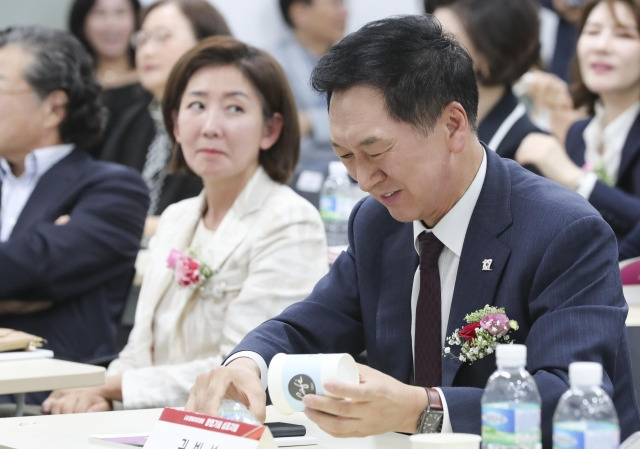 김기현 국민의힘 대표와 나경원 전 자유한국당 원내대표가 12일 서울 중구 한국관광공사 서울센터에서 열린 사단법인 문화자유행동 창립기념 심포지엄에 참석해 있다. 뉴시스