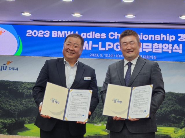 김경일(왼쪽) 파주시장이 13일 션 변 LPGA 아시아 대표와 '2023 BMW 레이디스 챔피언십' 개최를 위한 업무협약을 체결하고 기념촬영을 하고 있다. 박재구 기자