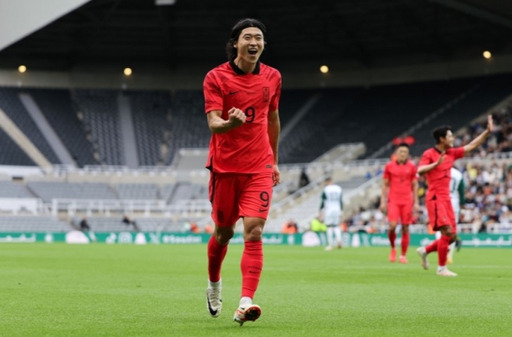 한국 축구 대표팀의 조규성이 13일 영국 뉴캐슬의 세인트 제임스파크에서 열린 사우디아라비아와의 A매치에서 전반 득점 후 기뻐하고 있다. 연합뉴스