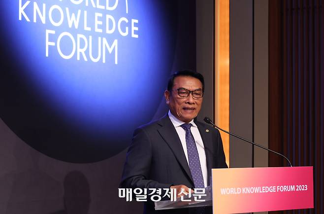 몰도코 인도네시아 비서실장이 경제성장 전략에 대해 발표하고 있다. <이충우 기자>