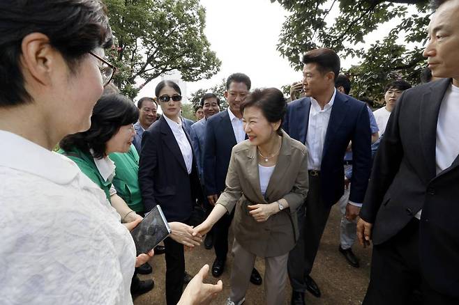 박근혜 전 대통령이 15일 오전  경북 구미시 상모동 박정희 전 대통령 생가를 찾아 시민들과 인사하고 있다. 2023.08.15./사진=뉴시스