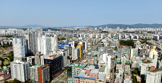 13일 한국은행은 '충북 주택시장에 대한 평가 및 리스크 요인 점검' 보고서를 발표, 올해 기준금리 동결로 주택 관련 신규 대출에 대한 부담이 완화되는 가운데 정부의 부동산 규제 완화 정책과 상대적으로 적은 신규 입주물량 등이 주택시장 부진 완화요인으로 작용했으나 미분양 주택이 늘어 준공 후 미분양 주택이 많아지면 추가적인 부진 요인으로 작용할 가능성이 있다고 밝혔다./사진=뉴시스