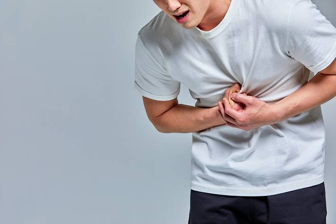 역류성식도염 주요 증상으로 명치 부위의 흉통을 비롯하여 가슴 답답함, 목 내 이물감, 목소리 변화 등이 있다.