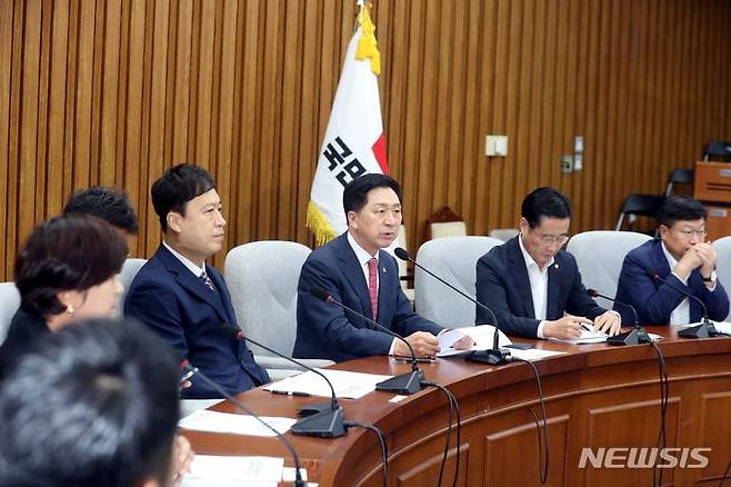 교권회복과 강화를 위한 국민의힘-교원단체 간담회.[서울=뉴시스] 조성봉 기자= 김기현 국민의힘 대표가 13일 오전 서울 여의도 국회에서 열린 ‘교권회복과 강화를 위한 국민의힘-교원단체 간담회'에서 발언을 하고 있다. 2023.09.13. suncho21@newsis.com