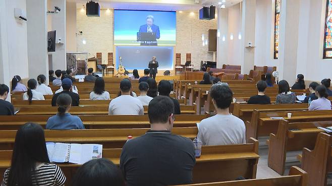 지난 3일 명륜중앙교회 청년부 주일예배 모습