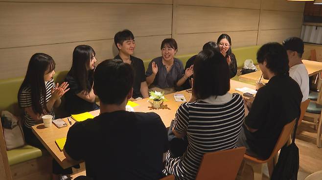 명륜중앙교회 청년부가 예배 후 새가족들을 환영하며 교제를 나누고 있다.