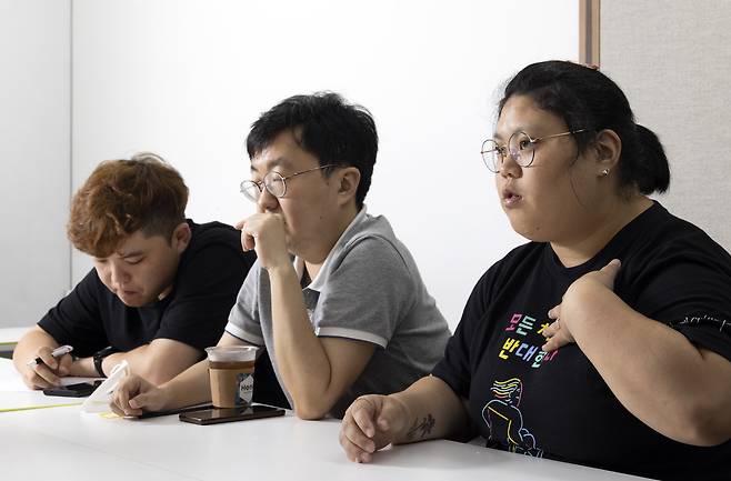 발달장애인으로 통합교육을 경험한 당사자 김대범·박현철·박경인씨(왼쪽부터). 모두 피플퍼스트라는 단체에서 활동하고 있다. 박경인씨는 “앞으로는 장애인과 비장애인이 분리되지 않고 그냥 하나의 사람으로서 같이 배울 수 있었으면 좋겠다”라고 말했다. ⓒ시사IN 조남진
