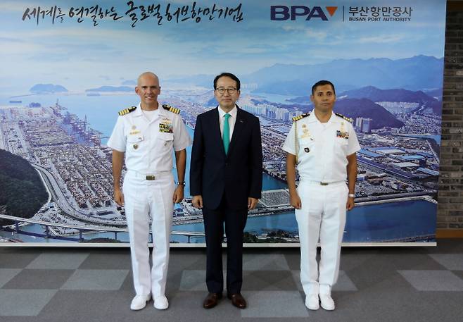 11일 부산항만공사를 찾은 호세 루이스 아르세 함장(좌측)이 강준석 사장과 기념촬영을 하고 있다. ⓒ부산항만공사 제공