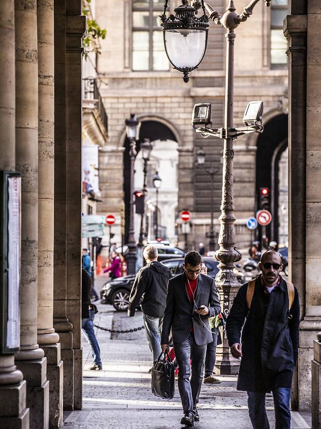 파리 여행 중 예상치 못한 변수가 공항에서 발생할 수도 있다. 그때 활용하기 좋은 호텔 3곳을 소개한다. 사진은 파리 거리 풍경