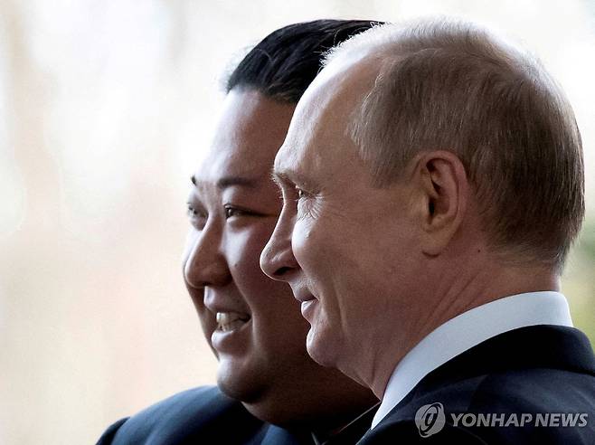 '러시아 방문설' 김정은과 푸틴 2019년 4월 25일 블라디보스토크에서 열린 북러 정상회담에서 기념 촬영을 하는 김정은(뒤)과 푸틴. [로이터 연합뉴스 자료사진 . 재판매 및 DB 금지] 2023.09.12 clynnkim@yna.co.kr