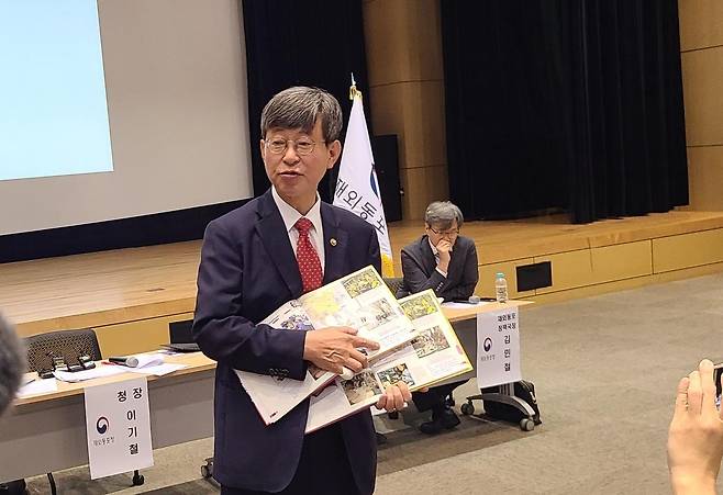 외국 교과서에 한국 발전상 수록 소개하는 이기철 청장 이기철 재외동포청장은 13일 기자간담회에서 네덜란드 교과서에 한국의 발전상이 소개된 사례를 소개했다. [촬영 강성철]