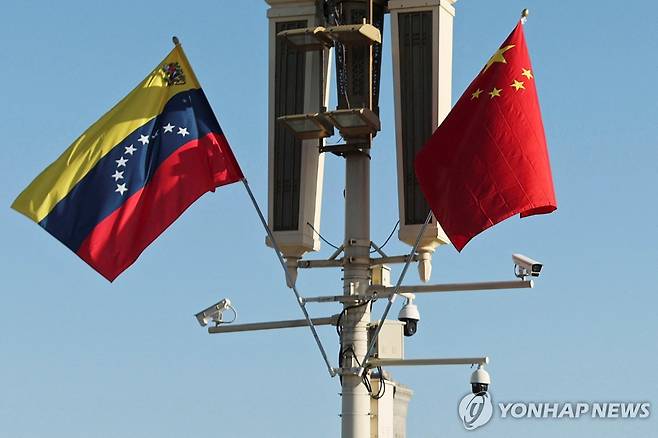 중국 톈안먼 광장에 내걸린 베네수엘라 국기와 중국 국기 [로이터 연합뉴스]