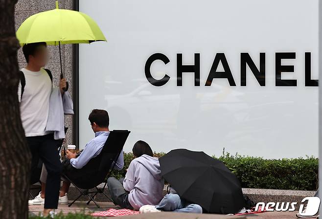 13일 오전 서울 중구 신세계백화점 본점 명품관에서 시민들이 입장을 위해 줄 서 있다. 샤넬이 지난 1일 호주와 일본을 비롯한 일부 국가에서 가격을 인상해 조만간 국내 인상도 임박했다는 관측이 나온다. 샤넬코리아가 이번에 가격을 올리면 올해 세 번째 인상으로 앞서 국내에서 지난 2월과 5월 두 차례 가격을 올린 바 있다. 2023.9.13/뉴스1 ⓒ News1 김진환 기자