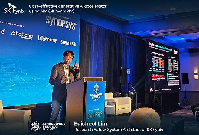 임의철 SK하이닉스 메모리솔루션 제품 담당 부사장이 12일(현지시간) 미국에서 열린 'AI 하드웨어 & 엣지 AI 서밋'에 참가해 AiM에 대해 발표하고 있다. (SK하이닉스 제공)