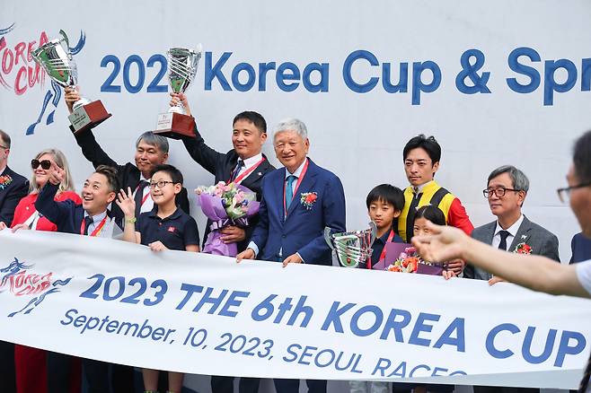 2023년 코리아컵에서 우승을 차지한 크라운프라이드 관계자들의 시상식 사진. 사진제공=한국마사회