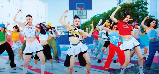 역동적인 와킹 동작을 베이스로 메가크루 느낌을 연출한 ‘Super Shy’ 뮤직비디오.