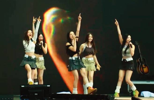 미국 ‘롤라팔루자 시카고’ 무대에서 관객과 즐기고 있는 뉴진스.