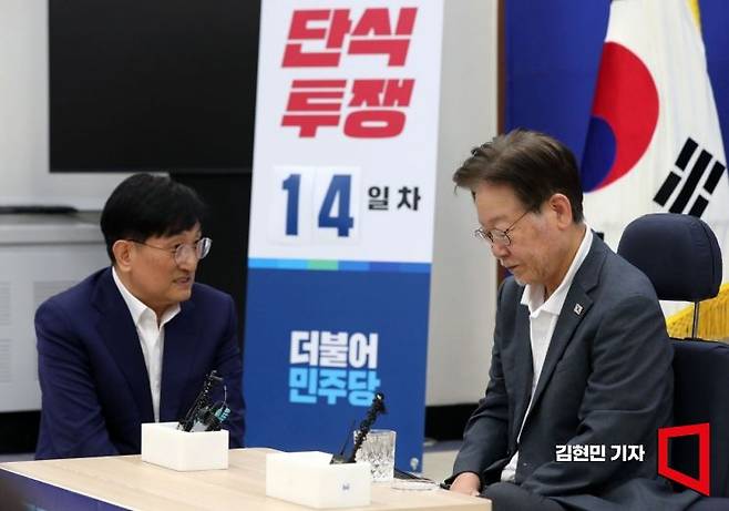 단식 14일차를 맞은 이재명 더불어민주당 대표가 13일 오후 서울 여의도 국회 당대표실에서 노영민 전 대통령비서실장과 대화를 나누고 있다. 사진=김현민 기자 kimhyun81@