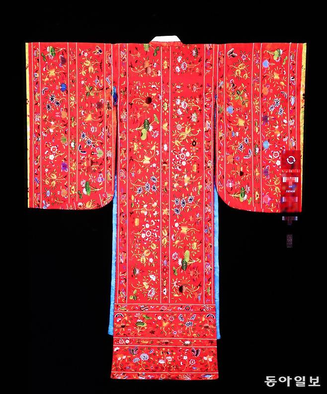 디지털 이미지로 다시 태어난 복온공주의 활옷(1830년). 국립고궁박물관 소장으로  현존하는 활옷 가운데 유일하게 옷의 주인을  알 수 있는 의상이다.   이훈구 기자 ufo@donga.com